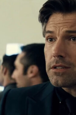 Collar pin Ben Affleck in Batman v Superman: Dawn of Justice (2016)