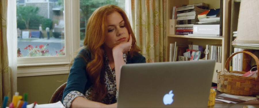 Macbook Pro in Keeping up with the Joneses (2016)