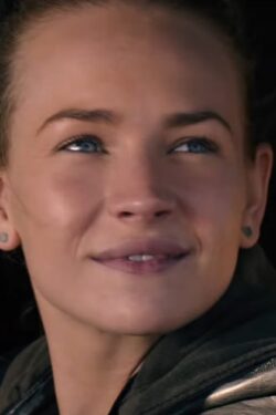 Stud earrings Britt Robertson in The Space Between Us (2017)