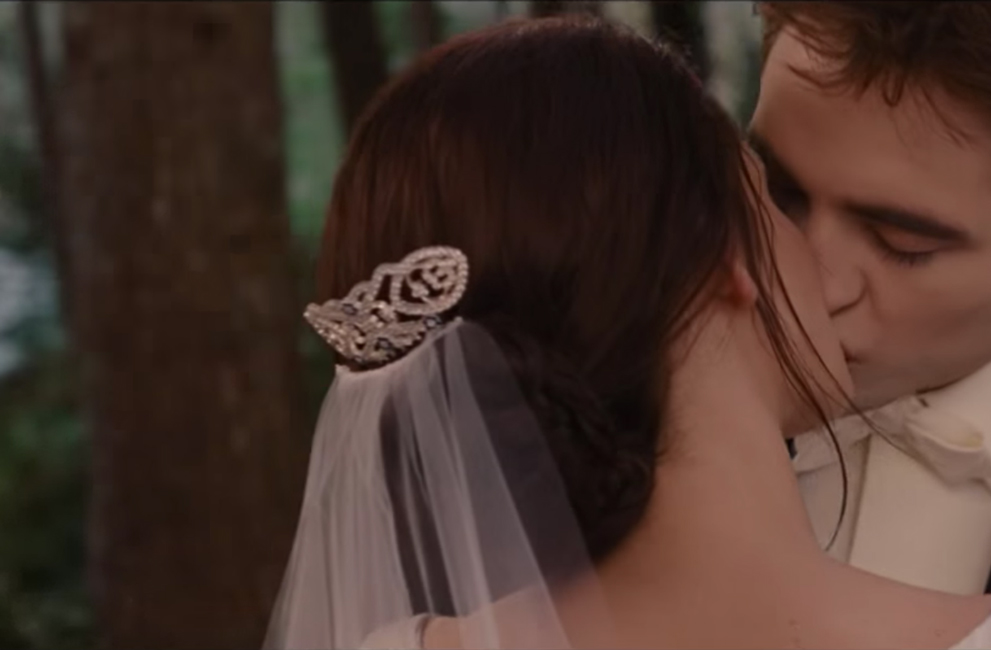 Bella's Hair Comb in The Twilight Saga: Breaking Dawn - Part 1 (2011) Bella's Hair Comb in The Twilight Saga: Breaking Dawn - Part 1 (2011)