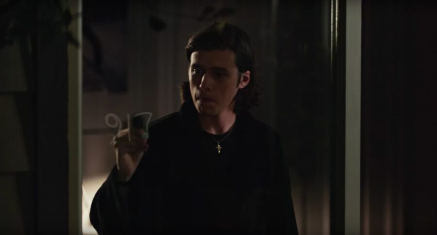 Cross pendant necklace Nick Robinson in Everything, Everything (2017)