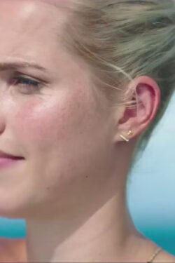 Small bar stud earrings Claire Holt in 47 Meters Down (2017)