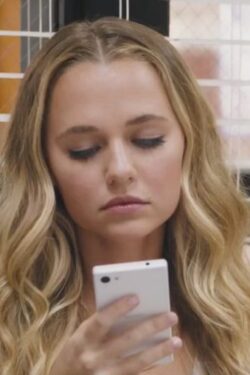 White phone Madison Iseman in Jumanji: Welcome to the Jungle (2017)