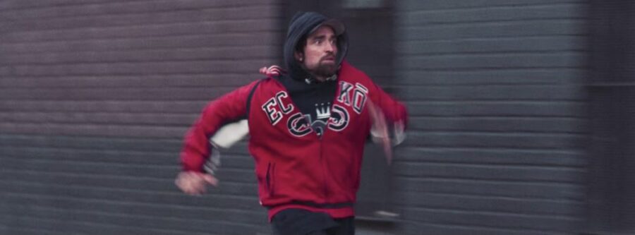 Red Ecko sweatshirt Robert Pattinson in Good Time (2017)