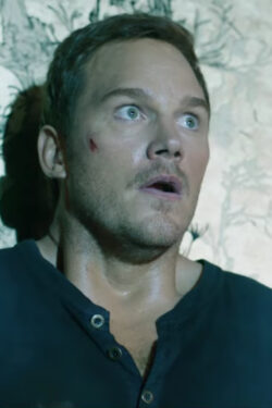 Blue henley shirt Chris Pratt in Jurassic World: Fallen Kingdom (2018)