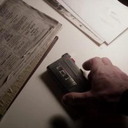Audio recorder Liam Neeson in A Walk Among The Tombstones (2014)