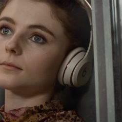 Headphones Thomasin McKenzie in Last Night in Soho